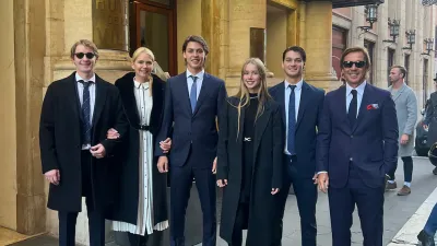 Valeria Mazza, Alejandro Gravier y sus cuatro hijos antes de ingresar al Vaticano para dialogar con el Papa.