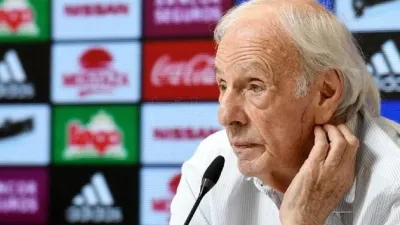 Tras diez días internado, César Luis Menotti recibió el alta médica