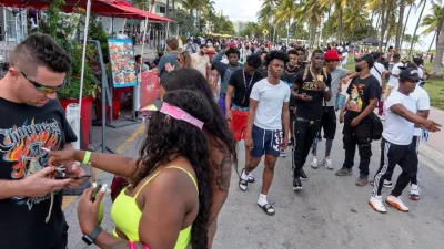 Jóvenes caminan por las calles de Miami