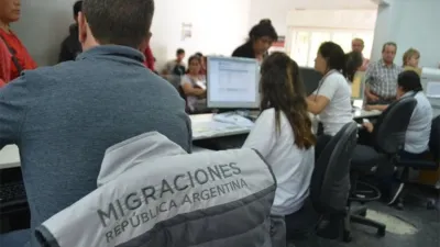 A través de Migraciones, el Ministerio de Interior, les hizo llegar a las autoridades de las 23 provincias y de la Ciudad de Buenos Aires el listado completo de los argentinos que regresaron de las zonas de riesgo de coronavirus para que se les controle la cuarenta, casa por casa.