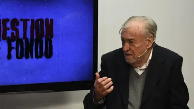 Miguel Bonasso anoche el programa Cuestión de Fondo (Canal 9, Litoral), antes de participar mañana en el tercer encuentro del Ciclo de Charlas Periodísticas en el hotel Mayorazgo de Paraná.