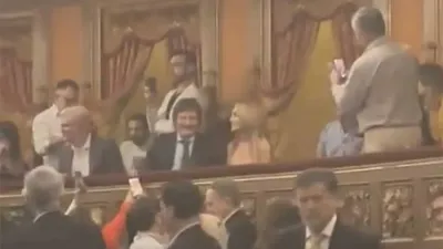 Imagen capturada de video. Milei y Florez fueron abucheados en el Teatro el Colón.