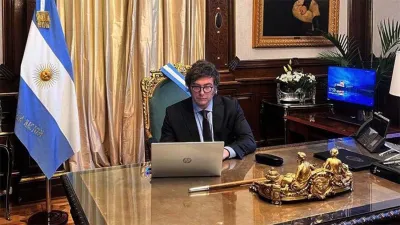 Imagen de archivo del presidente Javier Milei, que firmó anoche el decreto del primer tramo de la reglamentación de Ley Bases. Se asegura así más poder discrecional.