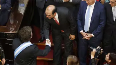 Javier Milei saluda al designado juez de la Corte Manuel García Mansilla.