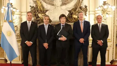 Imagen de archivo del presidente Javier Milei junto a su equipo económico.