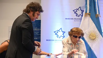 Milei exigió “la liberación inmediata de todos los civiles secuestrados” y confirmó su viaje al Estado de Israel cuando participó del acto por el Día Internacional de Conmemoración en memoria de las Víctimas del Holocausto, realizado en el Museo del Holocausto de la ciudad de Buenos Aires.