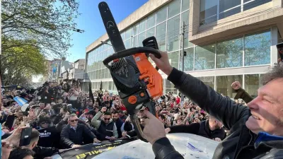 Imagen de archivo de Javier Milei ostentando la motosierra para desguazar al Estado.