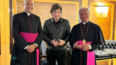 Milei arribó a Roma y se reunirá este lunes con el Papa Francisco. En la imagen junto a los monseñores Guillermo Karcher y Francesco Canalini.