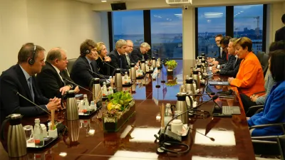 Imagen de archivo del pasado jueves 20 de febrero, cuando en la sede del FMI, la comitiva argentina liderada por el presidente Javier Milei, mantuvo un diálogo con la directora gerente del organismo, Kristalina Georgieva y con Gita Gopinath, subdirectora gerente. En la reunión, participaron el ministro de Economía, Luis Caputo; la secretaria general de la Presidencia, Karina Milei; el canciller, Gerardo Werthein y el vocero presidencial, Manuel Adorni.