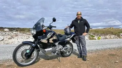 Una moto de diseño atractivo expone el absurdo de una frontera inexistente. Foto gentileza diario La Gaceta.