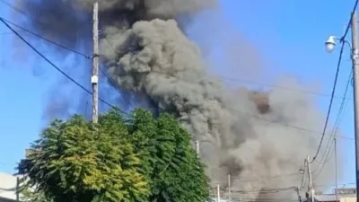 El incendio se habría producido en la zona de la parrilla. Fue sofocado por los Bomberos Voluntarios. Se reportaron solo daños materiales.