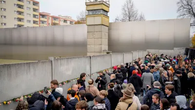 Ceremonia de colocación de flores con motivo del 35º aniversario de la caída del Muro, en el recinto del Memorial del Muro de Berlín, este sábado 9 de noviembre de 2024.