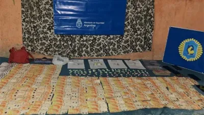 La totalidad de los detenidos junto a los elementos secuestrados quedaron a disposición de los magistrados intervinientes por infracción a la Ley de Drogas.