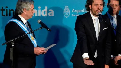 Alberto Fernández le toma juramento a su jefe de ministros, Santiago Cafiero.