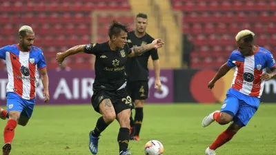 Con el aporte del entrerriano Reniero, Racing festejó en su debut ante Mérida