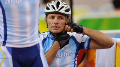 Juan Curuchet donará la bicicleta con la que logró medalla de oro en Beijing 2008