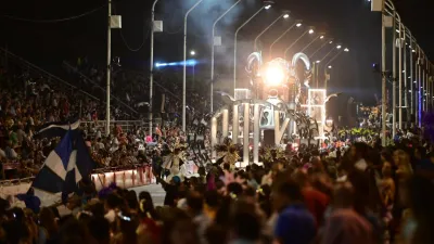 La comparsa O´Bahía del Club de Pescadores abrió la quinta noche del Carnaval del País, ante más de 20 mil personas en el Corsódromo. Crédito foto: Prensa Carnaval.