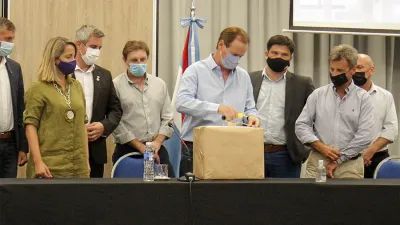 Imagen de archivo de un acto licitatorio en la provincia. El 12 de febrero se licitarán obras por más de 1.000 millones de pesos, además de obra de saneamiento por 32 millones de dólares.