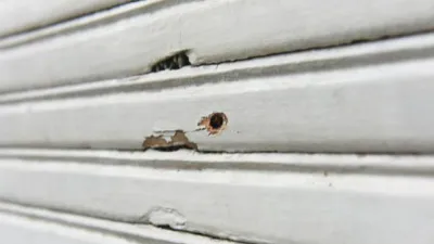 La delegación Rosario de la Secretaría de Asuntos Penitenciarios de la provincia amaneció este viernes con un impacto de bala en una de sus ventanas.