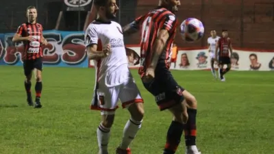 Patronato falló en las dos áreas y lo pagó con otra derrota en su visita al Bajo Belgrano