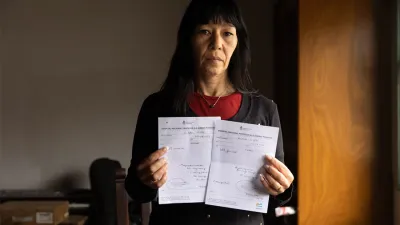 Mirta Hashimoto muestra una receta de la medicación que necesita su hija Cielo para continuar con su tratamiento.