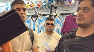 El dirigente de San Lorenzo se presentó en el negocio con una orden de allanamiento para pedir varias prendas que, según denunció, fueron sustraídas del que era su hogar.