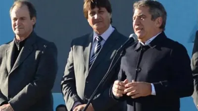 Pablo Martínez, flanqueado por Gustavo Bordet y Sergio Urribarri.