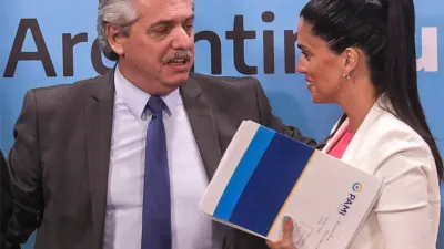 El Presidente Alberto Fernández junto a la titular del PAMI Luana Volnovich.