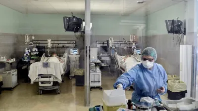 Este viernes se registró un récord mundial de más de 150 mil casos diarios en Estados Unidos, aunque con señales de mejoría en varios países de Europa a fuerza de confinamientos y toques de queda.