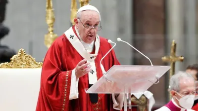 Imagen de archivo del papa Francisco presidiendo la misa de Pentecostés en la Basílica de San Pedro en El Vaticano.