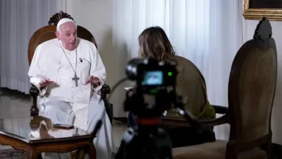 Francisco, durante la entrevista con Elisabetta Piqué en el Vaticano.