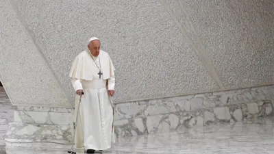 El papa Francisco, a su llegada a la audiencia semanal de los miércoles, en el Vaticano.