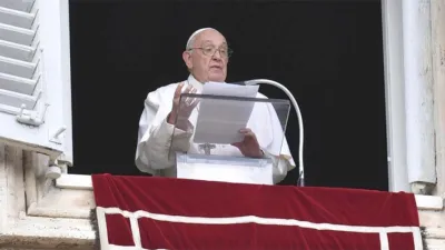 El Papa Francisco dirige la oración del Ángelus.