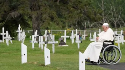 El papa Francisco utilizó por primera vez una silla de ruedas para la mayoría de sus desplazamientos en Canadá, donde viajó para pedir perdón a los pueblos originarios de ese país.