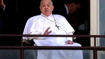 El pontífice apareció en el balcón del hospital para bendecir a la multitud y pudo decir algunas palabras.