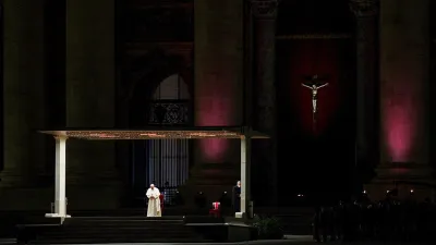 El Papa Francisco presidió en la Plaza San Pedro un Vía Crucis escrito por niños y jóvenes