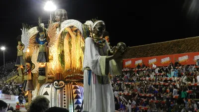 La comparsa Papelitos (Club de Pescadores) será la encargada de abrir la octava noche en el Corsódromo “José Luis Gestro” e inaugurar el fin de semana extra largo por el feriado de Carnaval.