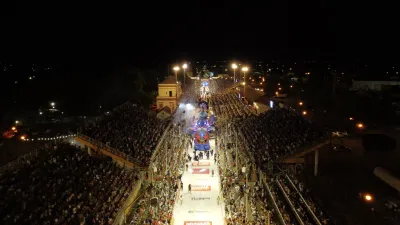 La comparsa Papelitos del Club Juventud Unida abrió la sexta noche del Carnaval del País, ante más de 20 mil personas en el Corsódromo. Crédito foto: Prensa Carnaval.