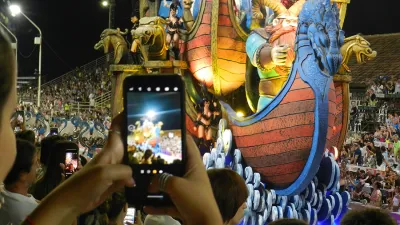 La comparsa Papelitos (Club Juventud Unida) abrió la quinta fecha del Carnaval del País, seguida de Marí Marí (Club Central Entrerriano), Kamarr (Club Social Sirio Libanés) y O´Bahía (Club de Pescadores.