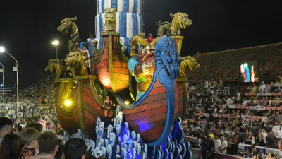 Papelitos (Club Juventud Unida) será la encargada de abrir hoy a las 22 la quinta noche en el Corsódromo “José Luis Gestro”. Gualeguaychú vibra al ritmo del Carnaval del País.