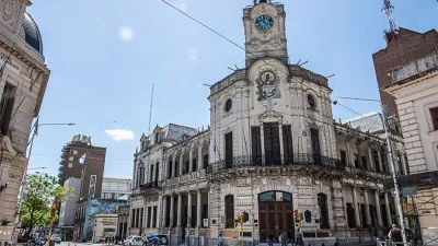 La Municipalidad de Paraná denunció ante la Justicia que se divisó una bandera con una cruz esvástica -o nazi- colgada en un paredón ubicado en calle Osinalde y Nicaragua de la capital provincial.