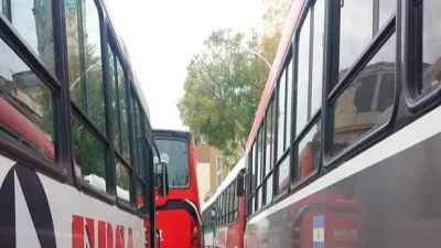 En el marco del paro, decenas de colectivos bloquearon las calles del centro