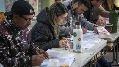 La organización de los comicios en Chaco se lleva adelante con normalidad, con el despliegue de 3.003 urnas en los 371 establecimientos de votación que se habilitaron en toda la provincia, de acuerdo a lo informado por el Tribunal Electoral del distrito.