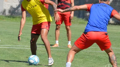 En Patronato, Álvarez probó con tres juveniles y un total de cinco cambios para el domingo