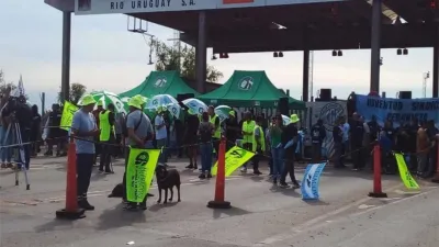 Los 500 trabajadores de la empresa Caminos del Río Uruguay quedarán sin trabajos a partir del 9 de abril. Nadie asegura siquiera si recibirán indemnizaciones y la incertidumbre de suma al malestar social.