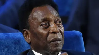 Pelé fue operado de un tumor en el colon y se encuentra en terapia intensiva