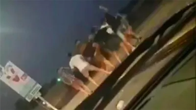 Un grupo de jóvenes golpeó a otro a la salida del boliche en Paraná. No se reportaron detenciones tras el hecho. Crédito de la imagen: Reporte 100.7.