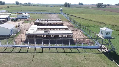 La UP 9 tiene capacidad para 250 internos, “pero con la construcción de los cinco nuevos pabellones, dos en construcción y tres próximos a licitarse, se ampliará a 1.400 internos”.