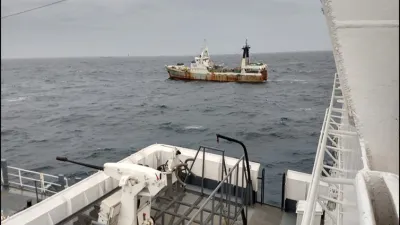 El Guardacostas "GC 27 Prefecto Fique" aproximándose al pesquero portugués "Calvao"