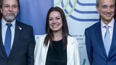 El director de la OEI en Argentina, Luis Scasso, la ministra de Desarrollo Humano, Sandra Pettovello y el secretario de Educación, Carlos Torrendell, en un brindis de la organización, el 3 de mayo pasado.